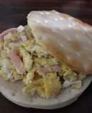 Huevos revueltos con jamón y queso