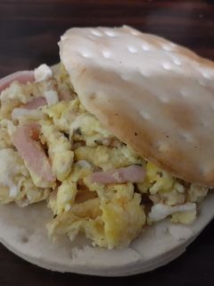 Una foto de Huevos revueltos con jamón y queso