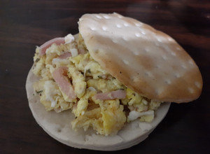 Una foto de Huevos revueltos con jamón y queso