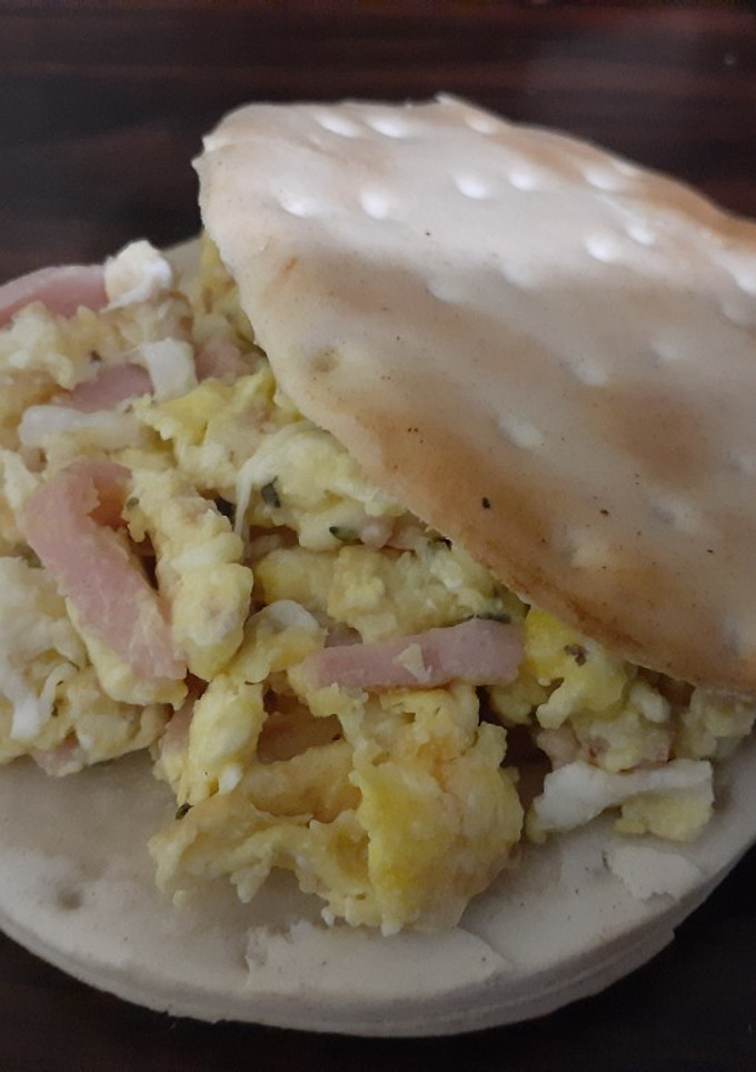 Una foto de Huevos revueltos con jamón y queso