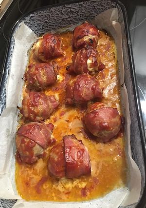 Sajttal töltött, baconnel körbetekert fasírt recept fotója