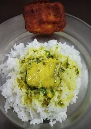 A picture of Fish in curd gravy and crispy fried fish.