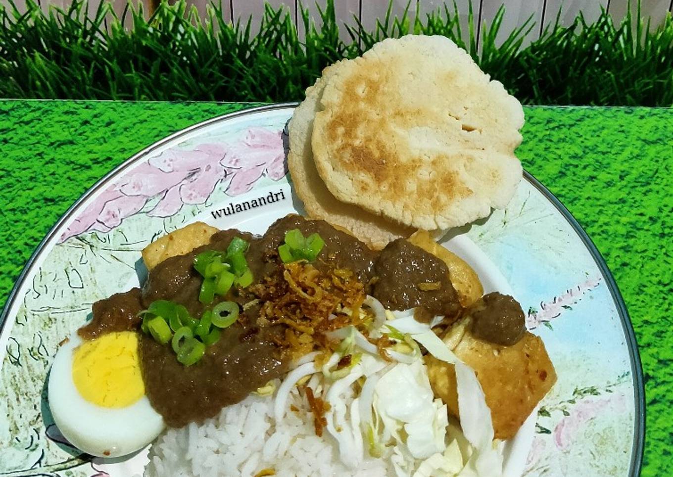 Kupat (nasi) Tahu Bandung