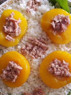 Una foto de Ensalada de arroz y melocotones en almíbar