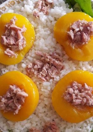 Una foto de Ensalada de arroz y melocotones en almíbar