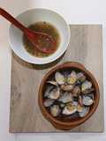 Almejas al Vapor con Vinagreta Templada de Chalota al Jerez y Cilantro