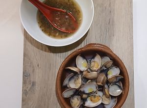 Una foto de Almejas al Vapor con Vinagreta Templada de Chalota al Jerez y Cilantro