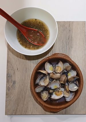 Una foto de Almejas al Vapor con Vinagreta Templada de Chalota al Jerez y Cilantro