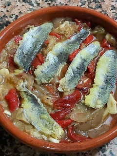 Una foto de Escalivada con filetes de sardina
