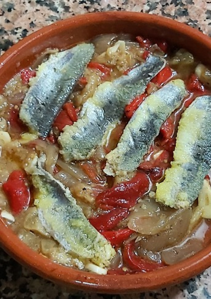 Una foto de Escalivada con filetes de sardina