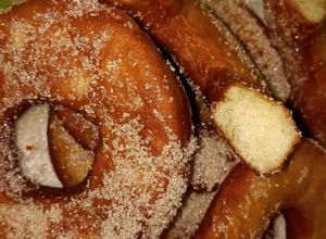 Una foto de Donas y bolas de fraile esponjosas