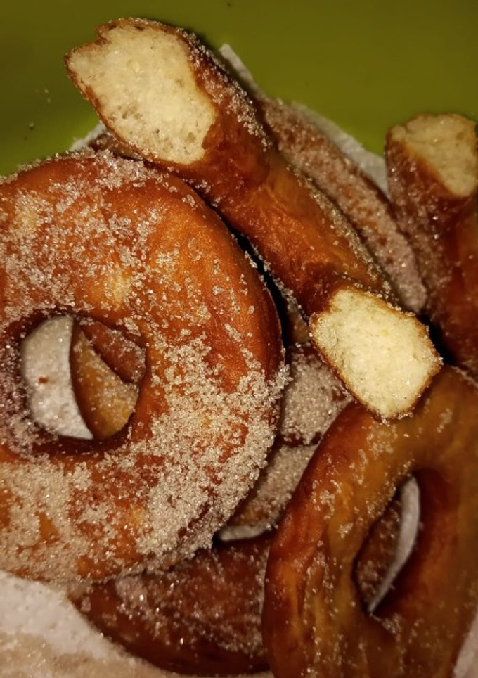 Una foto de Donas y bolas de fraile esponjosas
