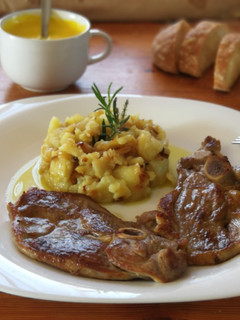 Una foto de Filete de pierna de cordero con patata a lo pobre