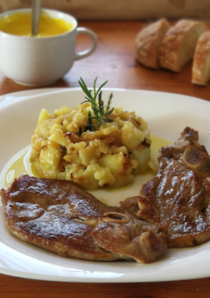 Una foto de Filete de pierna de cordero con patata a lo pobre