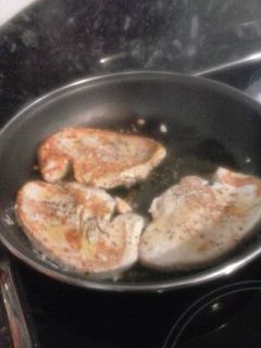 Una foto de Pechuga de pavo al limon y albahaca