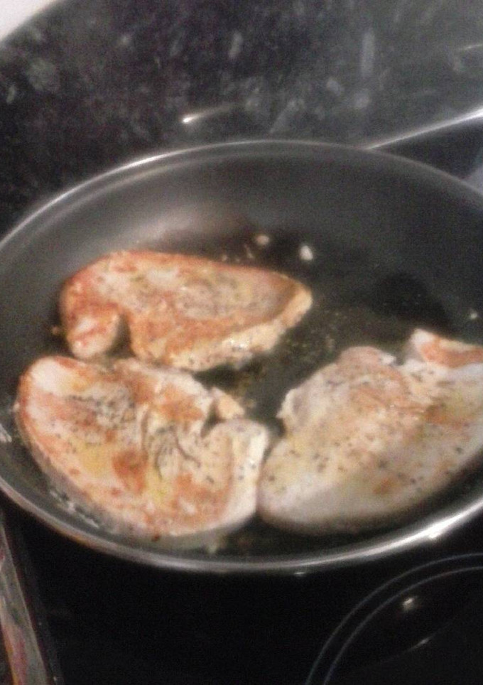 Una foto de Pechuga de pavo al limon y albahaca