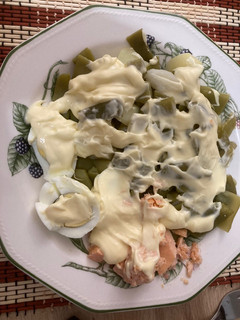 Una foto de Hervido de judías verdes con huevo duro y salmón