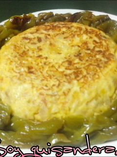Una foto de Tortilla de patata con cebolla, puerro y pimientos fritos