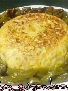 Una foto de Tortilla de patata con cebolla, puerro y pimientos fritos