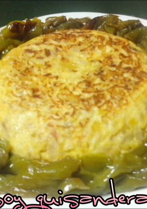 Foto principal de Tortilla de patata con cebolla, puerro y pimientos fritos