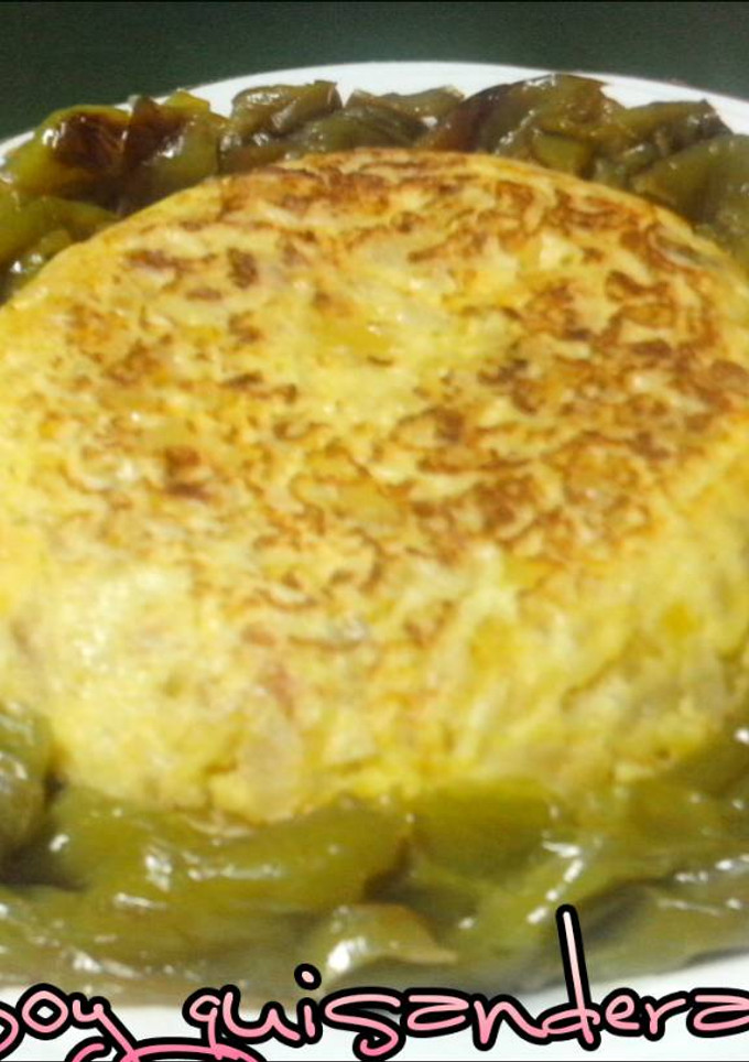 Una foto de Tortilla de patata con cebolla, puerro y pimientos fritos