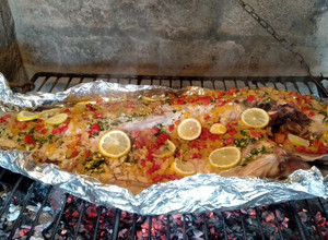 Una foto de Corvina a la parrilla con papas rústicas