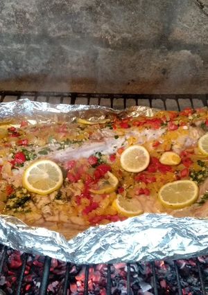 Una foto de Corvina a la parrilla con papas rústicas