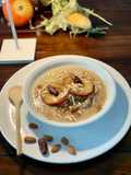 Couscous-Porridge mit karamellisiertem Apfel