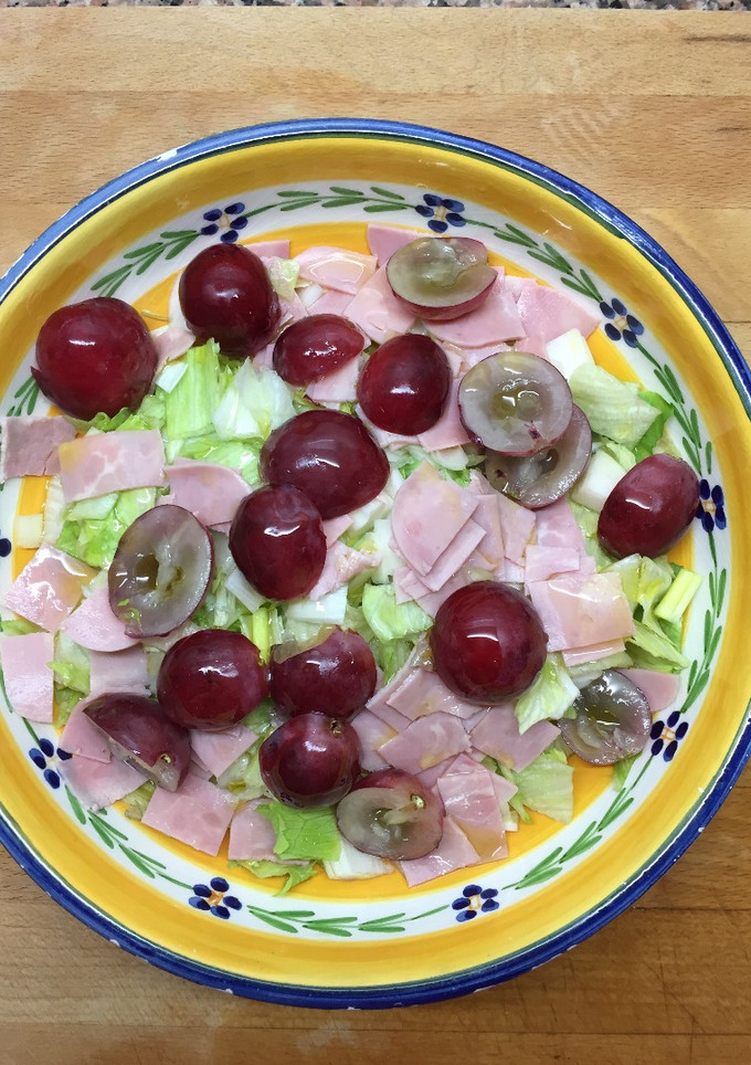 Una foto de Ensalada de jamón y uva