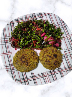 Una foto de Mini burgers veganas de lentejas con ensalada 🥗😋 :)