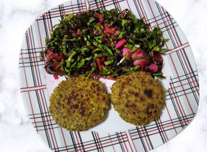 Una foto de Mini burgers veganas de lentejas con ensalada 🥗😋 :)