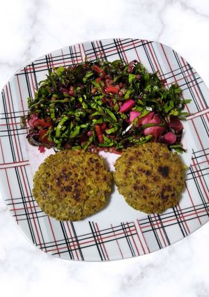 Una foto de Mini burgers veganas de lentejas con ensalada 🥗😋 :)