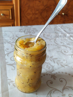 Una foto de Mermelada de kiwi amarillo (gold) y manzana sin azúcar en el microondas