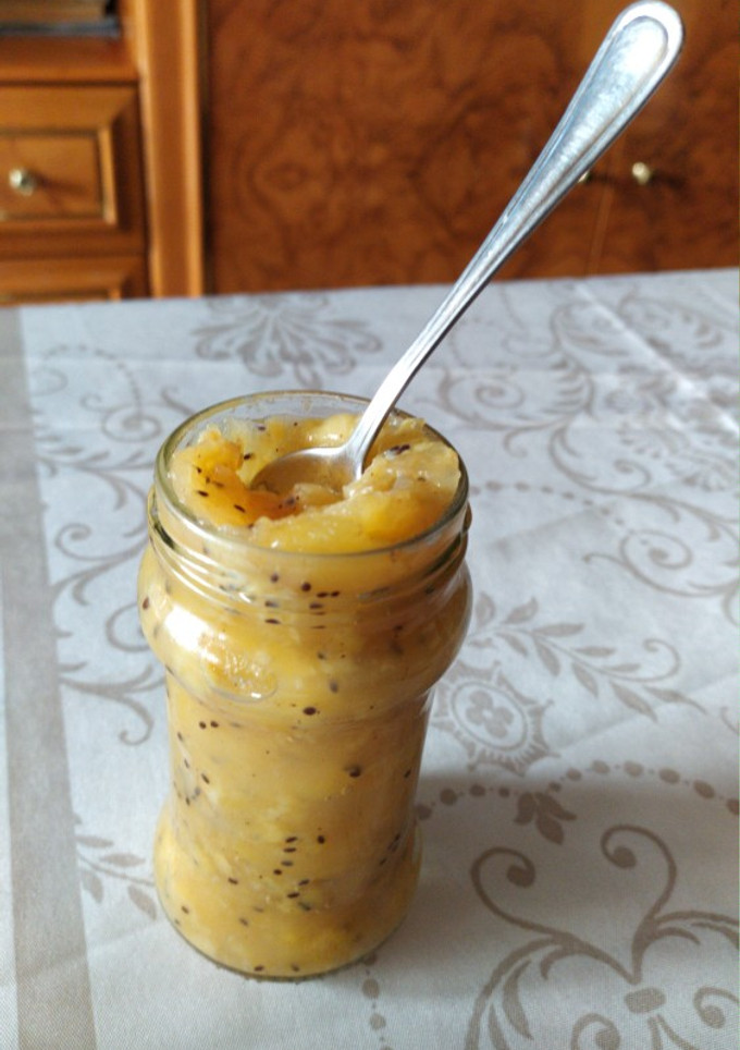 Una foto de Mermelada de kiwi amarillo (gold) y manzana sin azúcar en el microondas