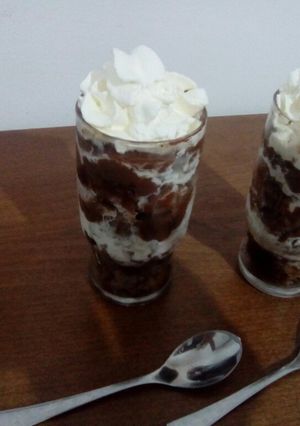 صورة لوصفة تحلية متبقي كيك وكريمة شوكولاتة داكنة