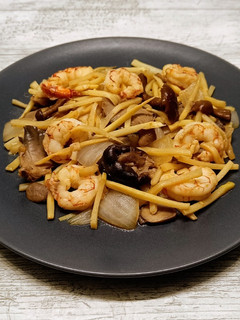 Una foto de Salteado de gambas, bambú y setas