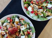 Una foto de ensalada de pollo con miel mostaza