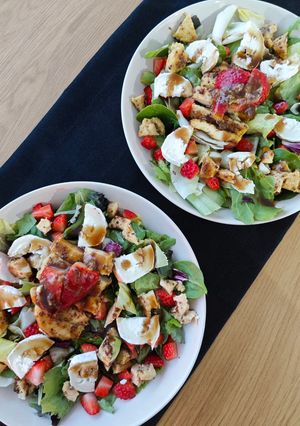 Una foto de Ensalada de Fresas y Pollo a la Mostaza y Miel