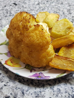 Una foto de Coliflor al horno con papas y boniatos