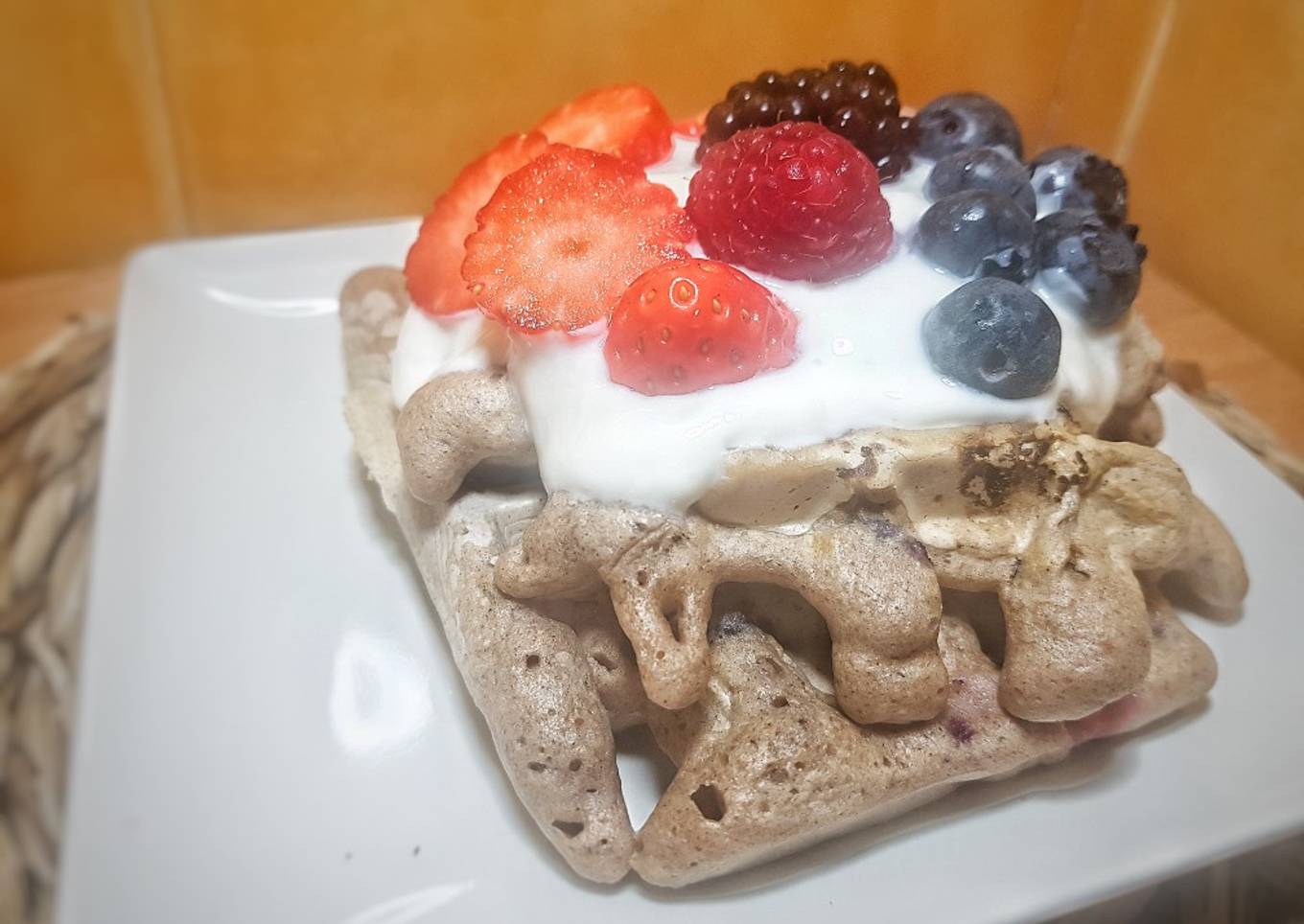 Gofres fit con yogur y frutos rojos