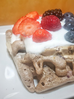 Una foto de Gofres fit con yogur y frutos rojos