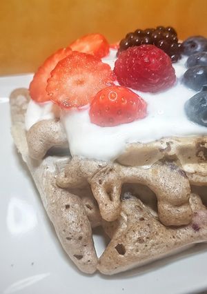 Una foto de Gofres fit con yogur y frutos rojos