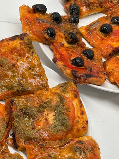 Una foto de Pizza Dualizza de pesto y anchoas