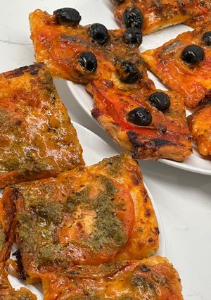 Una foto de Pizza Dualizza de pesto y anchoas