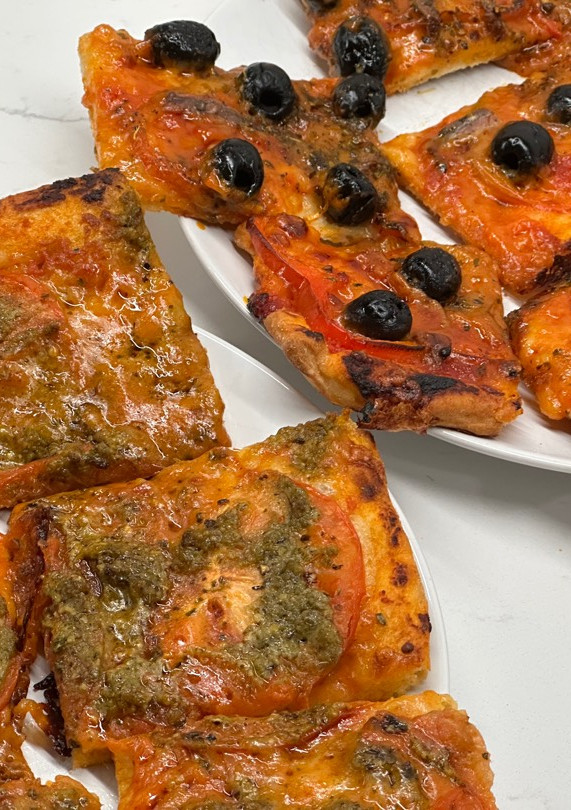Una foto de Pizza Dualizza de pesto y anchoas