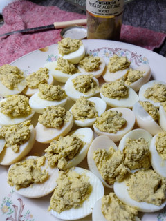 Una foto de Huevos rellenos con pasta de aceitunas