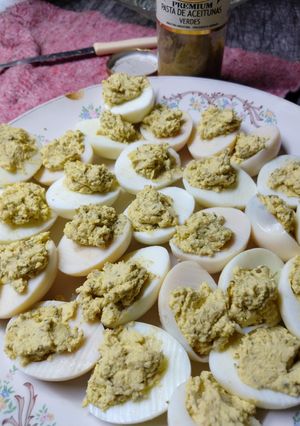 Una foto de Huevos rellenos con pasta de aceitunas