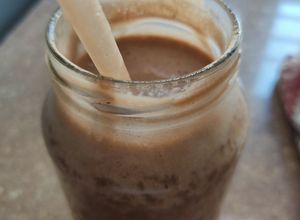 Una foto de Smoothie de chocolate con cambur (saludable)