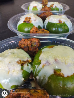 Una foto de Zapallitos rellenos con carne 🥩 y Salsa Blanca 😋!🇦🇷❤️