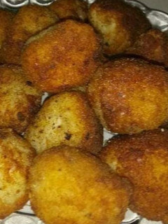 صورة لوصفة كرات الارز بالبيض والجبنة